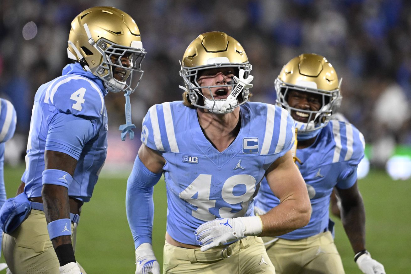 UCLA Bruins defeated the Iowa Hawkeyes 20-17 to win a NCAA Football game.