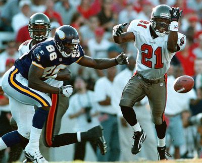 Tampa Bay Buccaneers defender Donnie Abraham (R) b